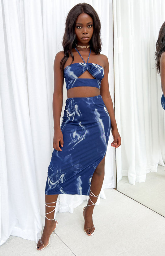 https://files.beginningboutique.com.au/upload-20220128/Fable+Navy+Low+Rise+Mesh+Midi+Skirt.mp4