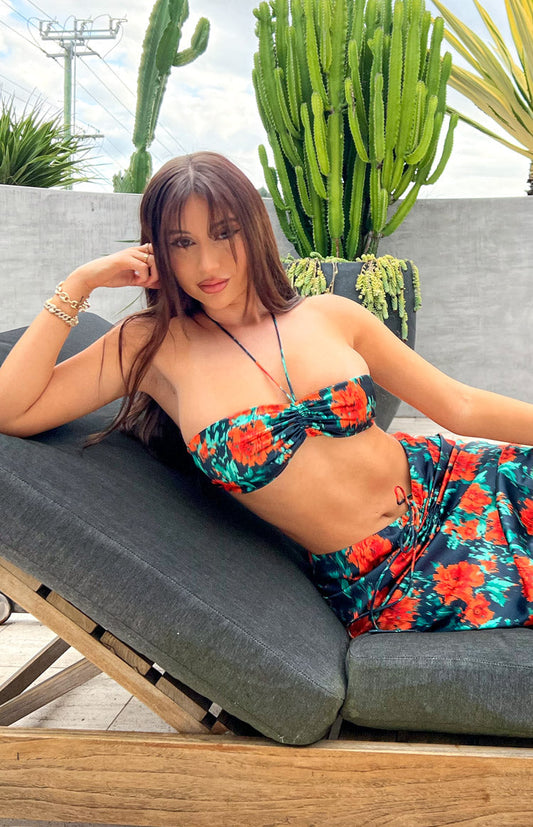 https://files.beginningboutique.com.au/upload-20220119/Rani+Red+Floral+Crop+Top.mp4
